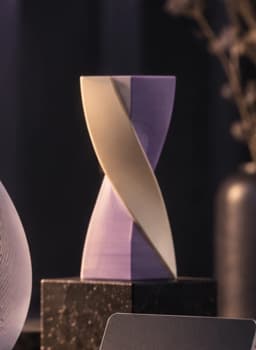 פריט הוקרה גאומטרי בגוני לבנדר ושמנת — המחשה להשראה